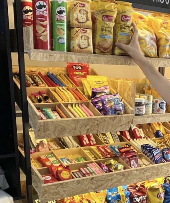 Prateleiras de um mini mercado autônomo beep&go, com cliente escolhendo produtos